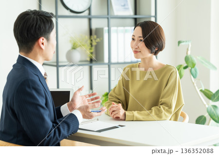 相談するミドルの女性 136352088