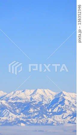 美しい雪山と滑らかな空のグラデーション 136352346