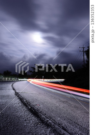 夜の峠を攻める光跡と見守る満月 夜の峠を攻める光跡と見守る満月 136352353