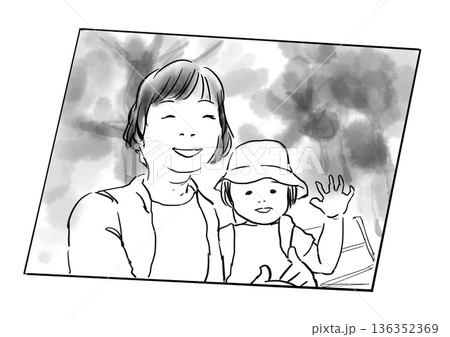 母親のような女性に抱っこされている子供の写真イラスト 母親のような女性に抱っこされている子供の写真イラスト 136352369