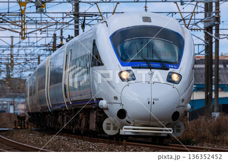 振り子を効かせて高速走行するJR九州885系特急ソニック 136352452