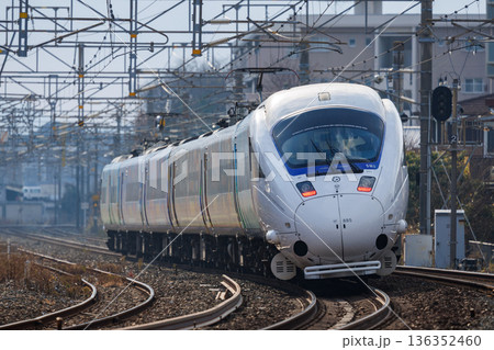 夕日を浴びて博多へ向かうJR九州885系特急ソニック 136352460