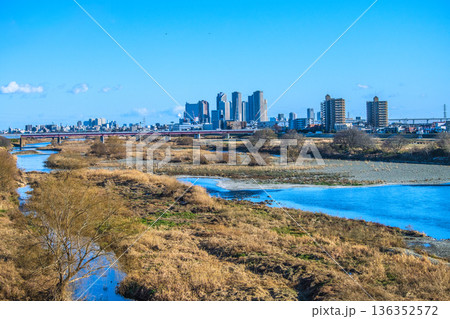 日本の川崎都市景観2月9日。冬景色の多摩川や武蔵小杉駅前のタワーマンション群などを望む=令和8年 日本の川崎都市景観2月9日。冬景色の多摩川や武蔵小杉駅前のタワーマンション群などを望む=令和8年 136352572