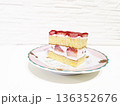 いちごの乗ったショートケーキ 136352676