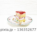 いちごの乗ったショートケーキ 136352677