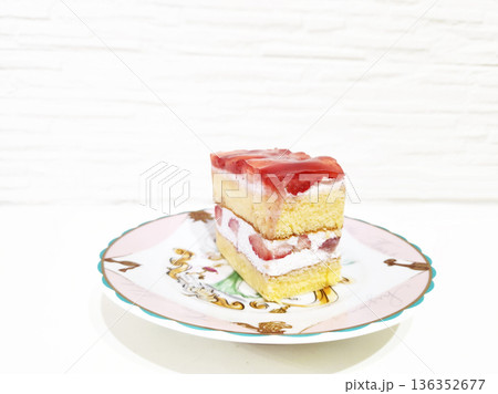 いちごの乗ったショートケーキ 136352677