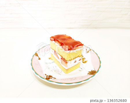 いちごの乗ったショートケーキ 136352680