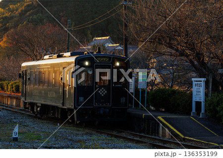 斜光線に輝く平成筑豊鉄道500型「黒銀」 斜光線に輝く平成筑豊鉄道500型「黒銀」 136353199