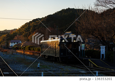 油須原駅に停車する平成筑豊鉄道500型「黒銀」 136353201