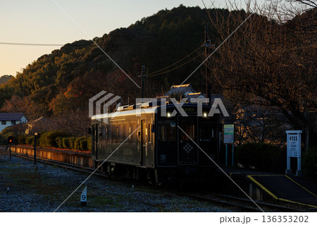 油須原駅を発車する平成筑豊鉄道500型「黒銀」 136353202