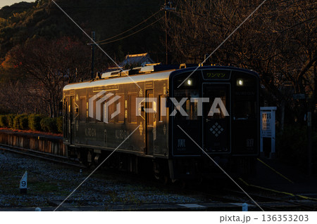 夕日に輝く平成筑豊鉄道500型「黒銀」 136353203
