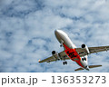 空を優雅に泳ぐ飛行機 136353273