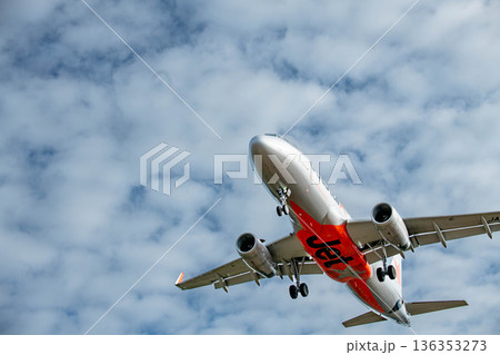 空を優雅に泳ぐ飛行機 136353273