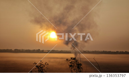 Fires caused by burning agricultural waste such as dry grass and rice straw produce thick smoke, which is a cause of air pollution during sunrise. 136353797