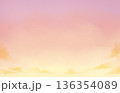 柔らかいグラデーションの夕焼け空と雲の風景 136354089