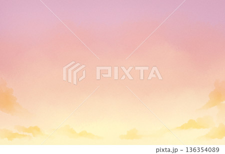 柔らかいグラデーションの夕焼け空と雲の風景 柔らかいグラデーションの夕焼け空と雲の風景 136354089