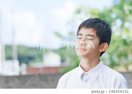 目を閉じて想像する中学生 136354131