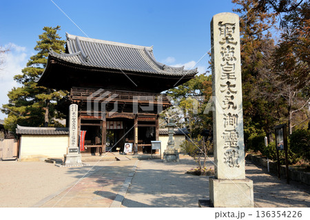 鶴林寺仁王門（兵庫県加古川市） 136354226