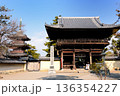 鶴林寺、仁王門と三重塔（兵庫県加古川市） 136354227