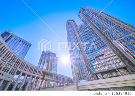 日本の東京都市景観令和8年。東京都庁や太陽光、晴れ渡る空などを望む…希望の光…＝2月9日 136354916