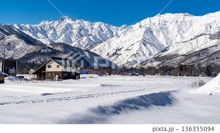 冬の晴れた日の冬景色 五竜岳を望む絶景 冬の晴れた日の冬景色 五竜岳を望む絶景 136355094
