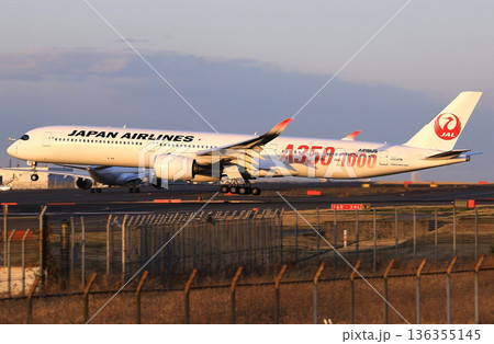 JAL A350-1000離陸 136355145