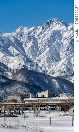 白馬駅と五竜岳の絶景 136355184