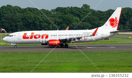 ライアンエアB737-800離陸準備 136355232