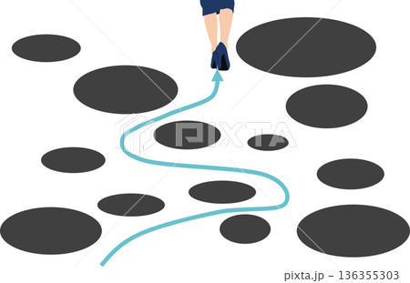 危険回避をするビジネスウーマンのイラスト 136355303