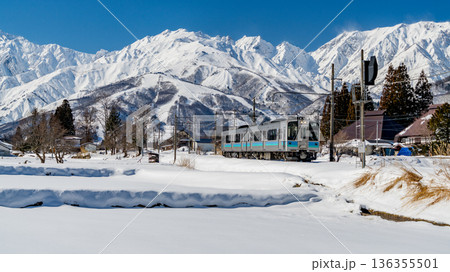 北アルプスをバックに走る大糸線 136355501