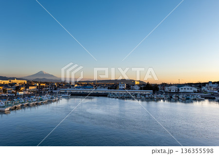 静岡県静岡市にある用宗漁港の見た冬の早朝の富士山 静岡県静岡市にある用宗漁港の見た冬の早朝の富士山 136355598