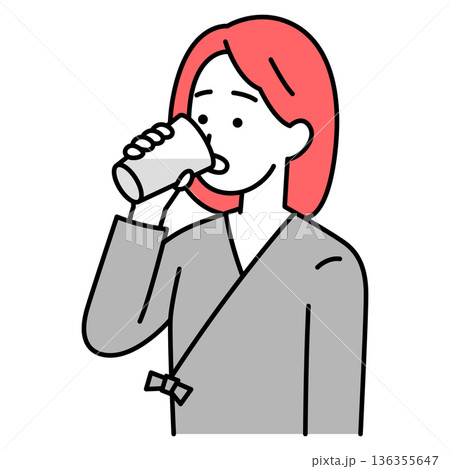 バリウムを飲む検査着の若い女性 136355647