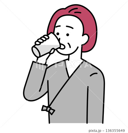 バリウムを飲む検査着の中年の女性 136355649