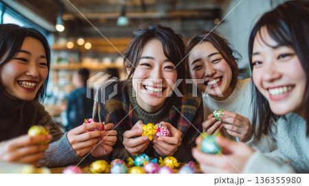 カフェで彩り豊かなイースターのお菓子を楽し. 136355980