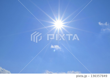 青空と太陽 直射日光 ( fix撮影 ) 青空と太陽 直射日光 ( fix撮影 ) 136357849