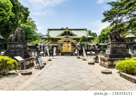 Building view of the Tosho-gu in Ueno Park, Taito, Tokyo, Japan. This shrine enshrines Tokugawa Ieyasu, the first shogun of the Edo shogunate. 136358151