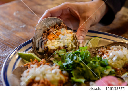 メキシカンタコスを食べるシーン 136358775