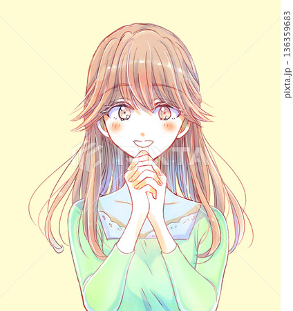 優しい雰囲気の女性　両手を組む 136359683