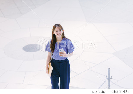 ロビーの床に立つ若い女性 136361423