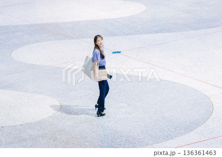 ロビーの床に立つ若い女性 136361463