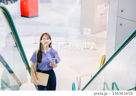 エスカレーターに乗る女性 エスカレーターに乗る女性 136361659