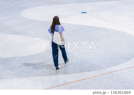 ロビーの床に立つ若い女性 136361869