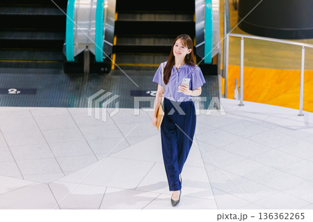 ロビーの床に立つ若い女性 136362265