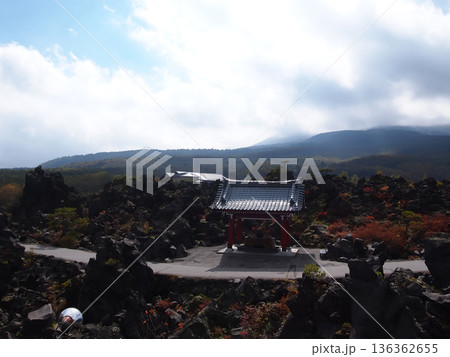 鬼押出し園の奇岩群がつくる独特の自然風景 136362655