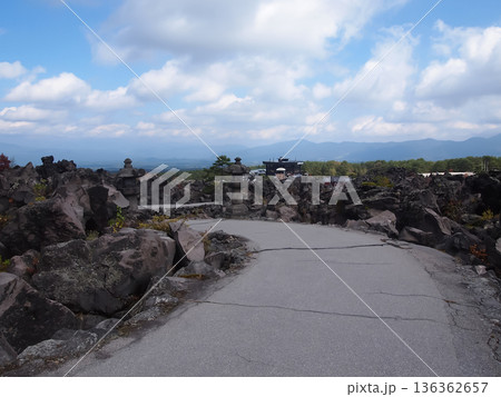 鬼押出し園の奇岩群がつくる独特の自然風景 136362657