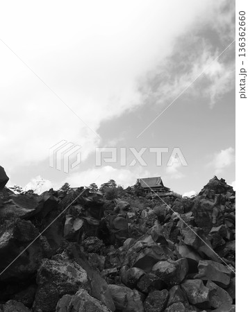 鬼押出し園の奇岩群がつくる独特の自然風景 136362660