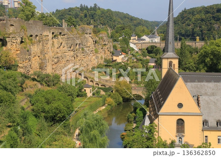 初夏のルクセンブルク 川と建物が織りなすヨーロッパの街並み 初夏のルクセンブルク 川と建物が織りなすヨーロッパの街並み 136362850