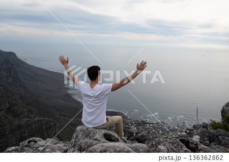 Tourist enjoying freedom and relaxing on top of Table Mountain, Cape Town 136362862