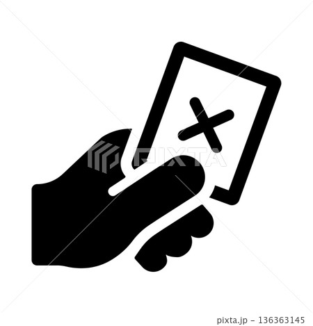 無効・使用不可のチケットを表すアイコン　×マークのカードを持つ手 136363145