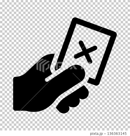 無効・使用不可のチケットを表すアイコン　×マークのカードを持つ手 136363145